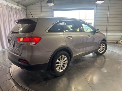Used 2017 Kia Sorento LX image 5