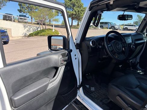 Used 2018 Jeep Wrangler Unlimited Rubicon w/ Connectivity Group AWD/4WD image 15