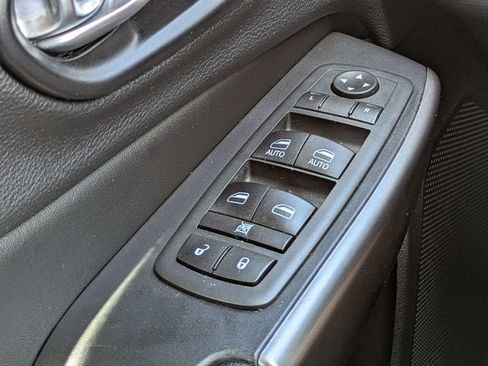 Used 2020 Jeep Cherokee Latitude Lux w/ Comfort/Convenience Group AWD/4WD image 25