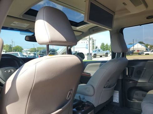 Used 2017 Toyota Sienna Limited Premium w/ Advanced Technology Package FWD image 28