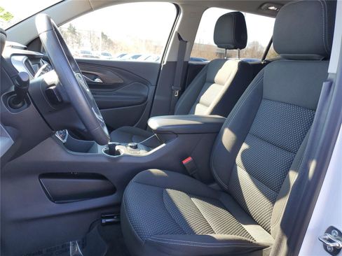 Used 2024 GMC Terrain SLE w/ Driver Convenience Package image 18