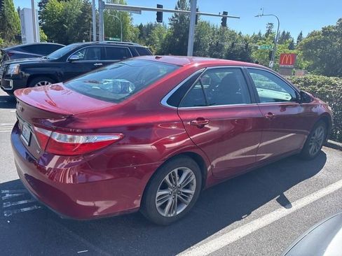 Used 2017 Toyota Camry SE w/ Moonroof Package FWD image 3