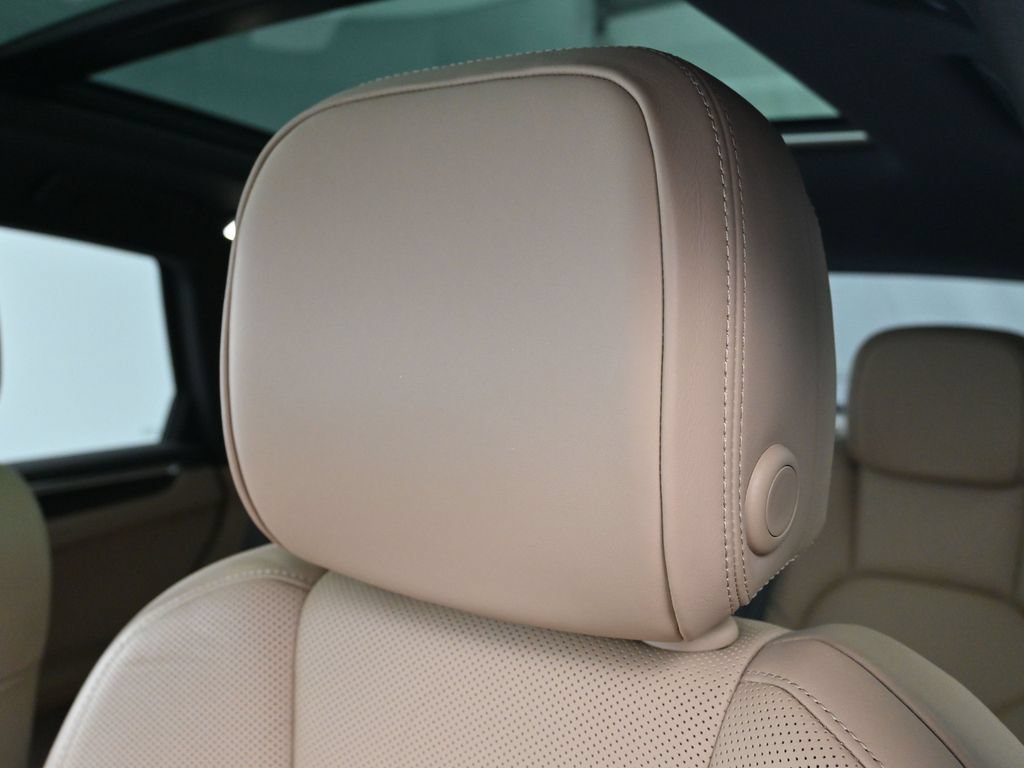 Certified 2023 Porsche Macan AWD/4WD image 20