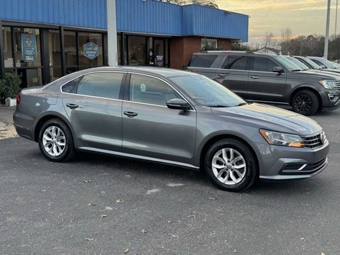 Used 2017 Volkswagen Passat 1.8T S image 8
