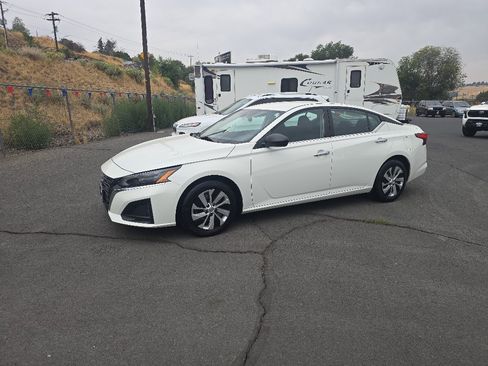 Used 2024 Nissan Altima 2.5 S FWD image 3