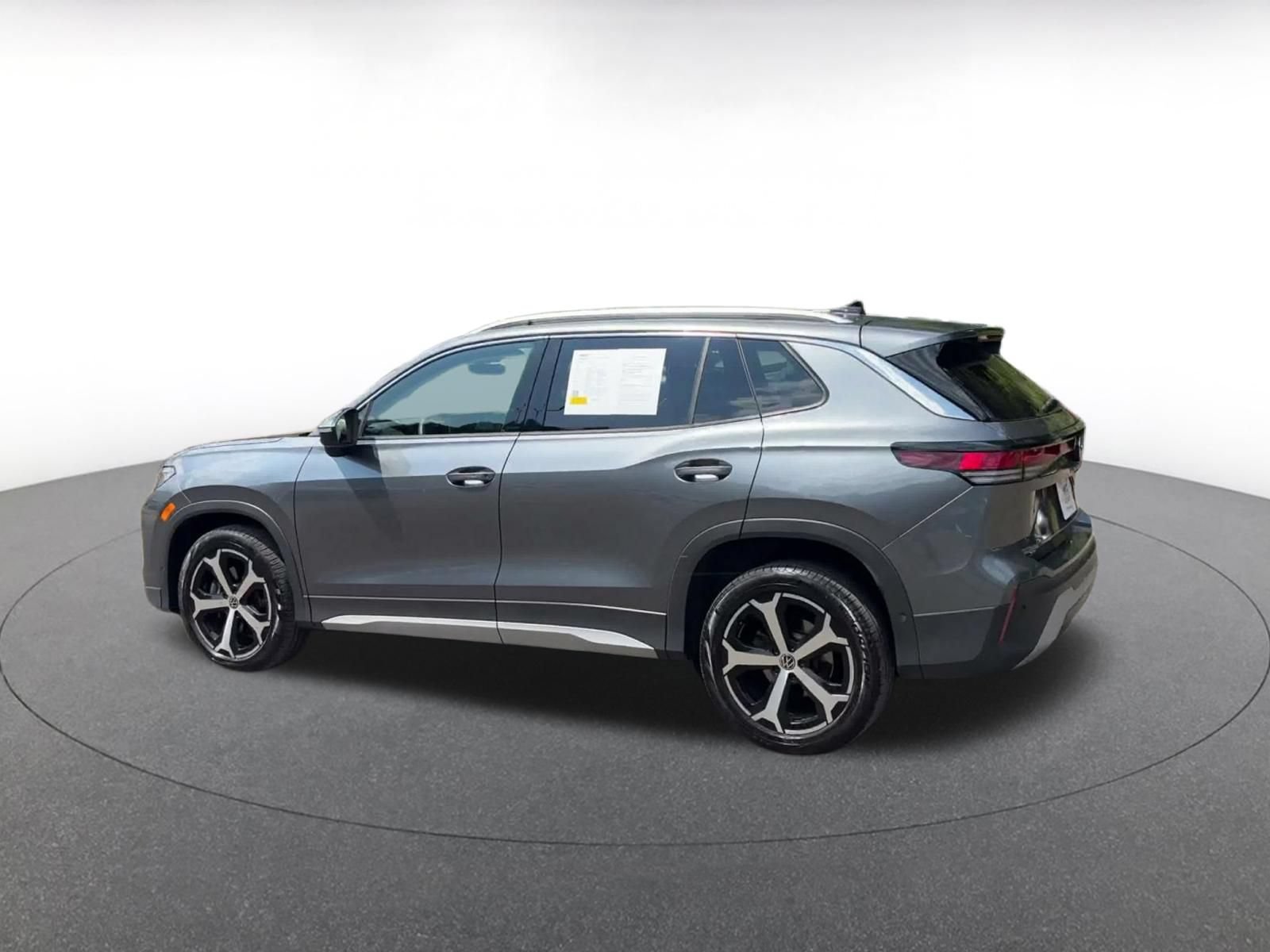 Used 2026 Volkswagen Tiguan SE AWD/4WD image 9