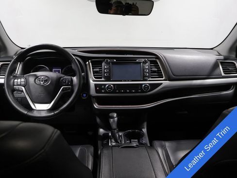 Used 2019 Toyota Highlander XLE w/ Highlander SE Package AWD/4WD image 17