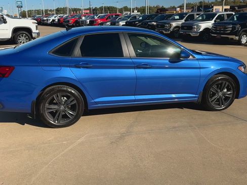 Used 2024 Volkswagen Jetta SE image 2