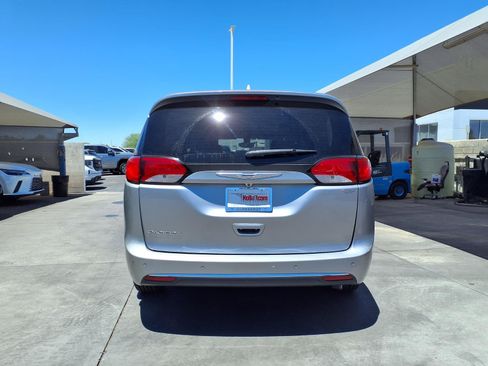 Used 2020 Chrysler Pacifica Touring-L FWD image 6