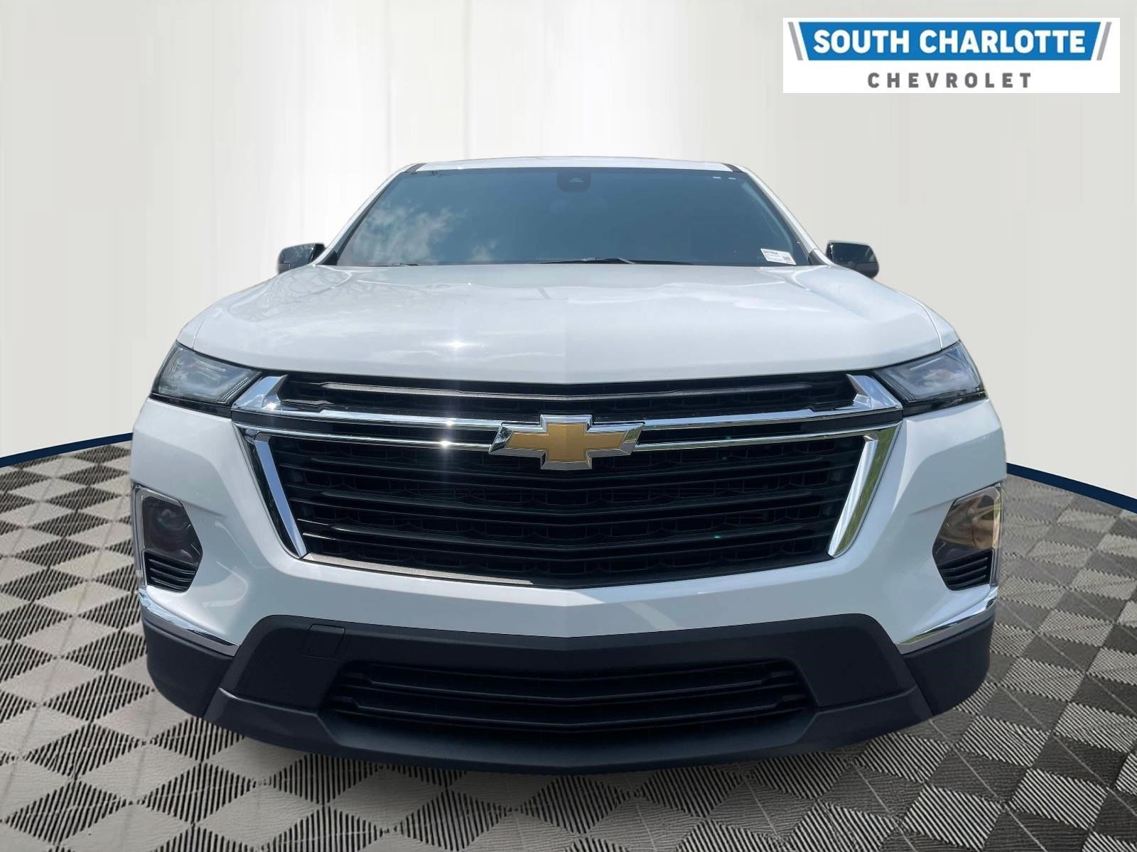 Used 2023 Chevrolet Traverse LS FWD image 2