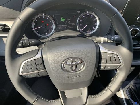 Used 2025 Toyota Highlander LE FWD image 19