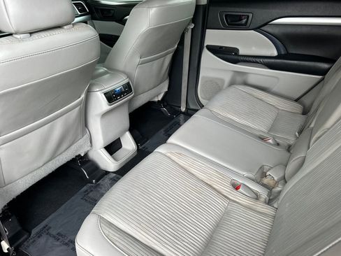 Used 2016 Toyota Highlander Plus w/ Preferred Accessory Package FWD image 14