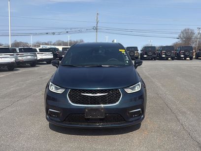Used 2025 Chrysler Pacifica Select