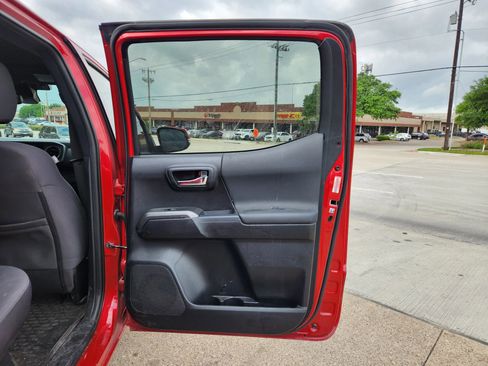 Used 2016 Toyota Tacoma TRD Sport w/ Towing Package image 13