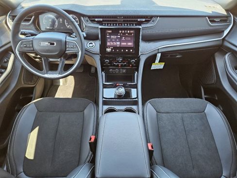 New 2025 Jeep Grand Cherokee Altitude image 27