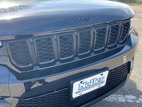 Used 2023 Jeep Grand Cherokee Limited w/ Black Appearance Package image 28
