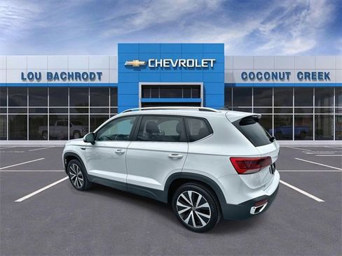 Used 2024 Volkswagen Taos SE image 6