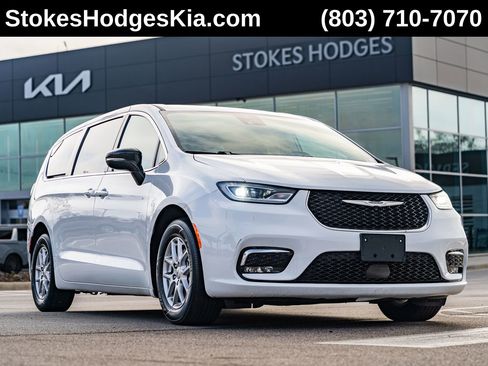 Used 2024 Chrysler Pacifica Touring-L image 1