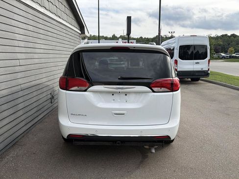 Used 2018 Chrysler Pacifica Touring-L FWD image 12