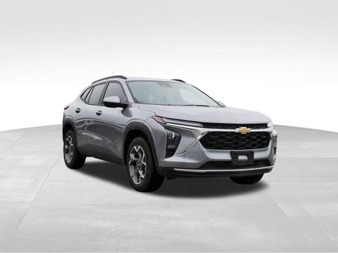 Used 2025 Chevrolet Trax LT w/ Driver Confidence Package FWD image 1