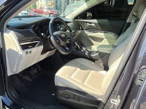 Used 2022 Cadillac XT4 Luxury w/ Cold Weather Package image 10