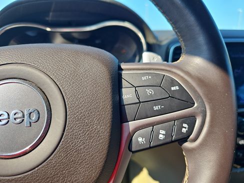 Used 2019 Jeep Grand Cherokee Overland AWD/4WD image 18