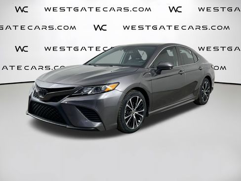 Used 2020 Toyota Camry SE image 1