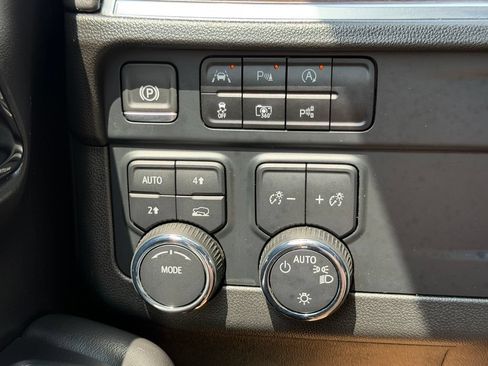 Used 2025 Chevrolet Suburban LT AWD/4WD image 34