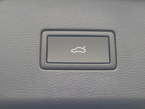 Certified 2025 Volkswagen Atlas SE image 25