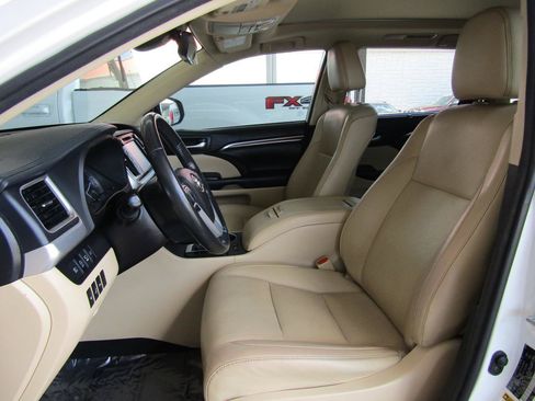 Used 2018 Toyota Highlander Limited Platinum FWD image 9