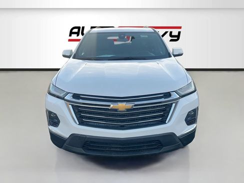 Used 2023 Chevrolet Traverse LT image 2