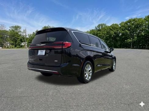 Used 2023 Chrysler Pacifica Touring-L AWD/4WD image 9