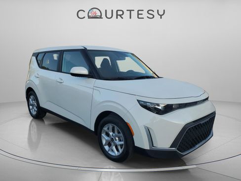 Certified 2025 Kia Soul LX image 5