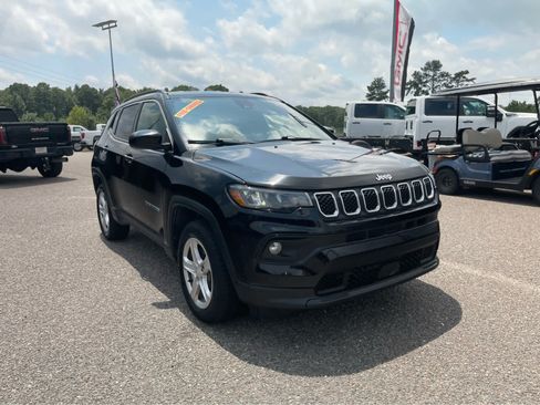 Used 2024 Jeep Compass Latitude AWD/4WD image 3