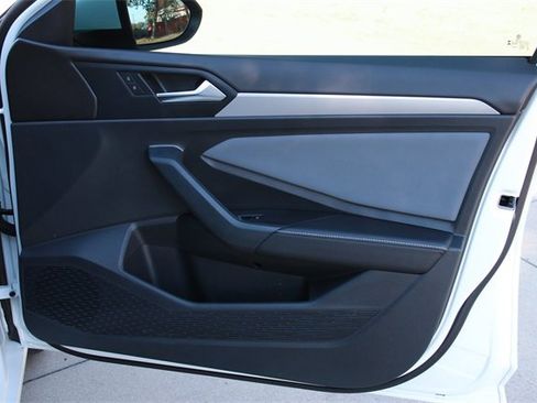 Certified 2025 Volkswagen Jetta SE image 25