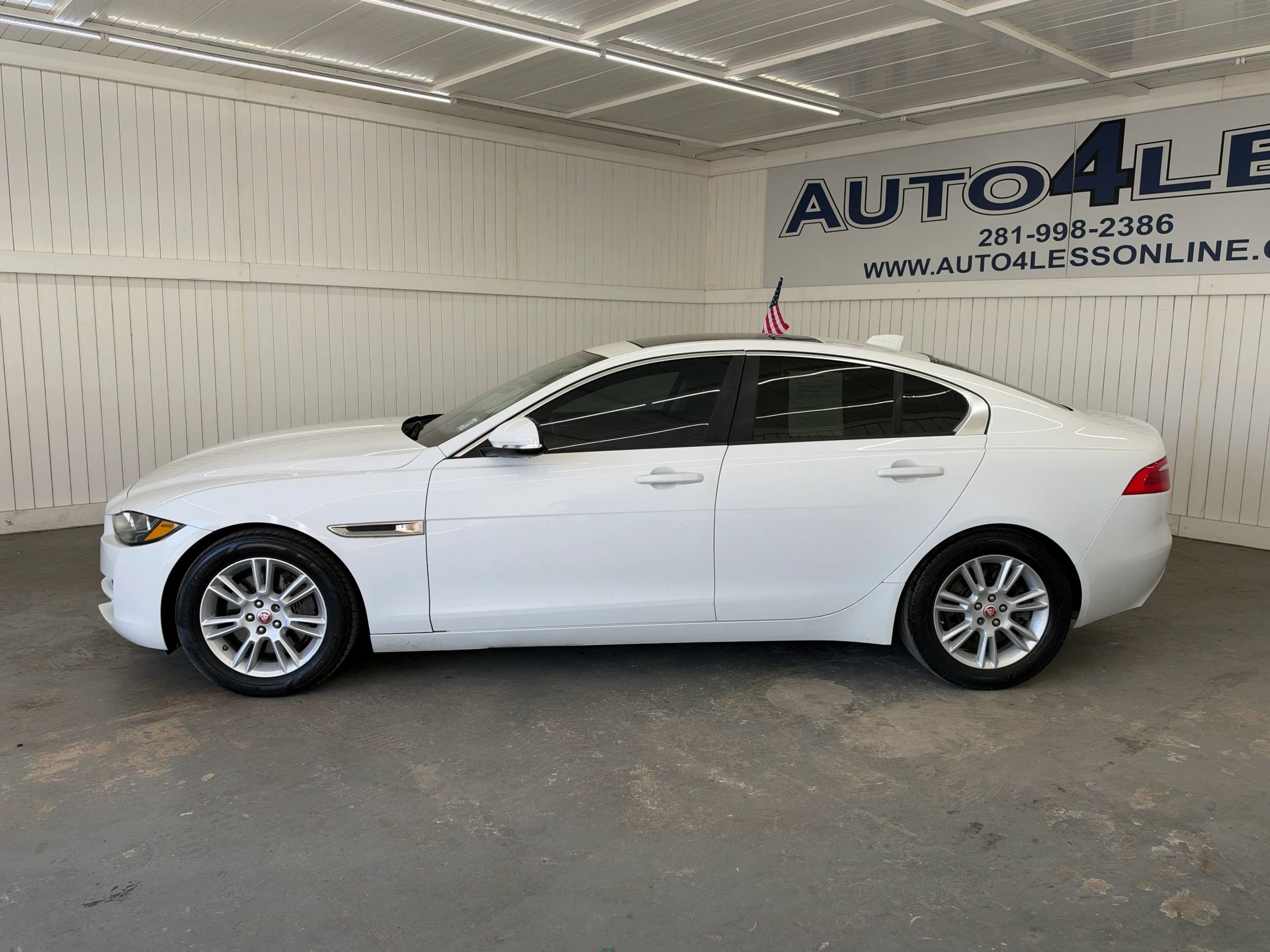 Used 2017 Jaguar XE Premium RWD image 8