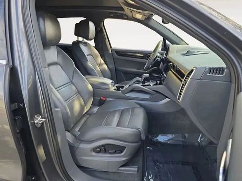 Used 2022 Porsche Cayenne Platinum Edition image 15