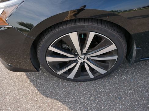 Used 2020 Nissan Altima 2.0 Platinum FWD image 17