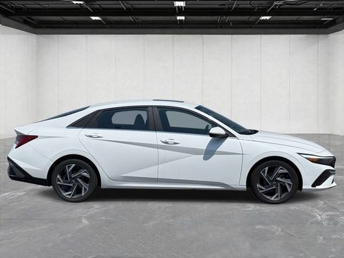 Used 2025 Hyundai Elantra SEL FWD image 4