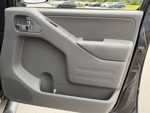 Used 2016 Nissan Frontier SL w/ Moonroof Package AWD/4WD image 9