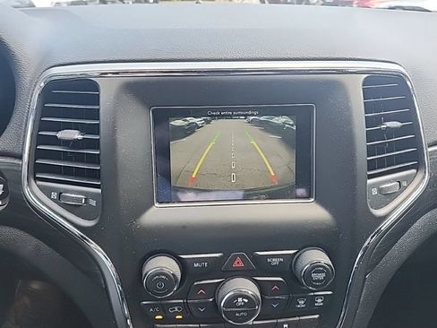 Used 2019 Jeep Grand Cherokee Laredo AWD/4WD image 13