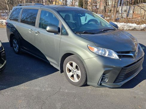 Used 2020 Toyota Sienna LE image 3