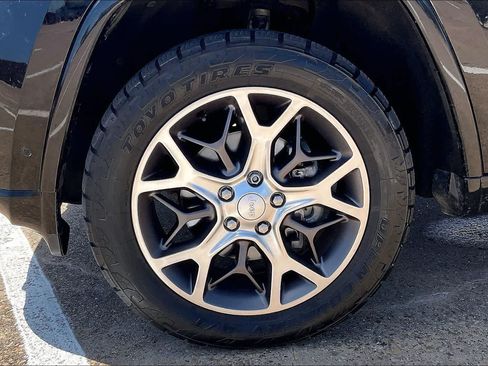 Used 2018 Jeep Grand Cherokee Overland RWD image 7