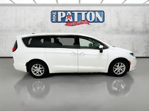 Used 2023 Chrysler Pacifica Touring-L image 8