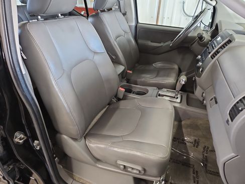 Used 2011 Nissan Frontier SL image 9