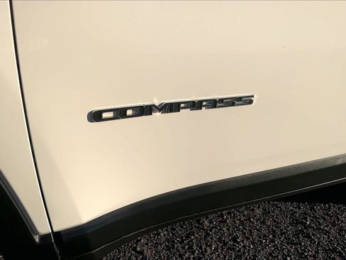 Certified 2018 Jeep Compass Latitude w/ Popular Equipment Group image 32