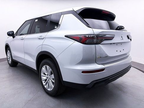 New 2025 Mitsubishi Outlander ES image 5