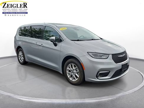 Used 2023 Chrysler Pacifica Touring FWD image 3