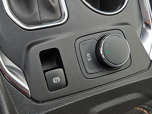 Used 2021 Chevrolet Traverse LS FWD image 23