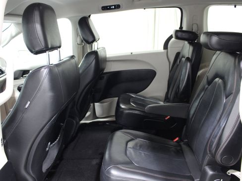 Used 2020 Chrysler Pacifica Touring-L FWD image 19
